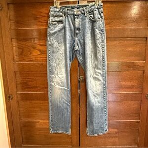 ✅ Wrangler 32x32 relaxed fit Classic Blue Denim Jeans medium light wash w/spots